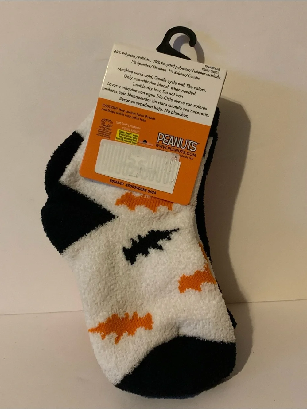 NWT. Peanuts Snoopy Halloween Glow-in-the-Dark Fuzzy Socks